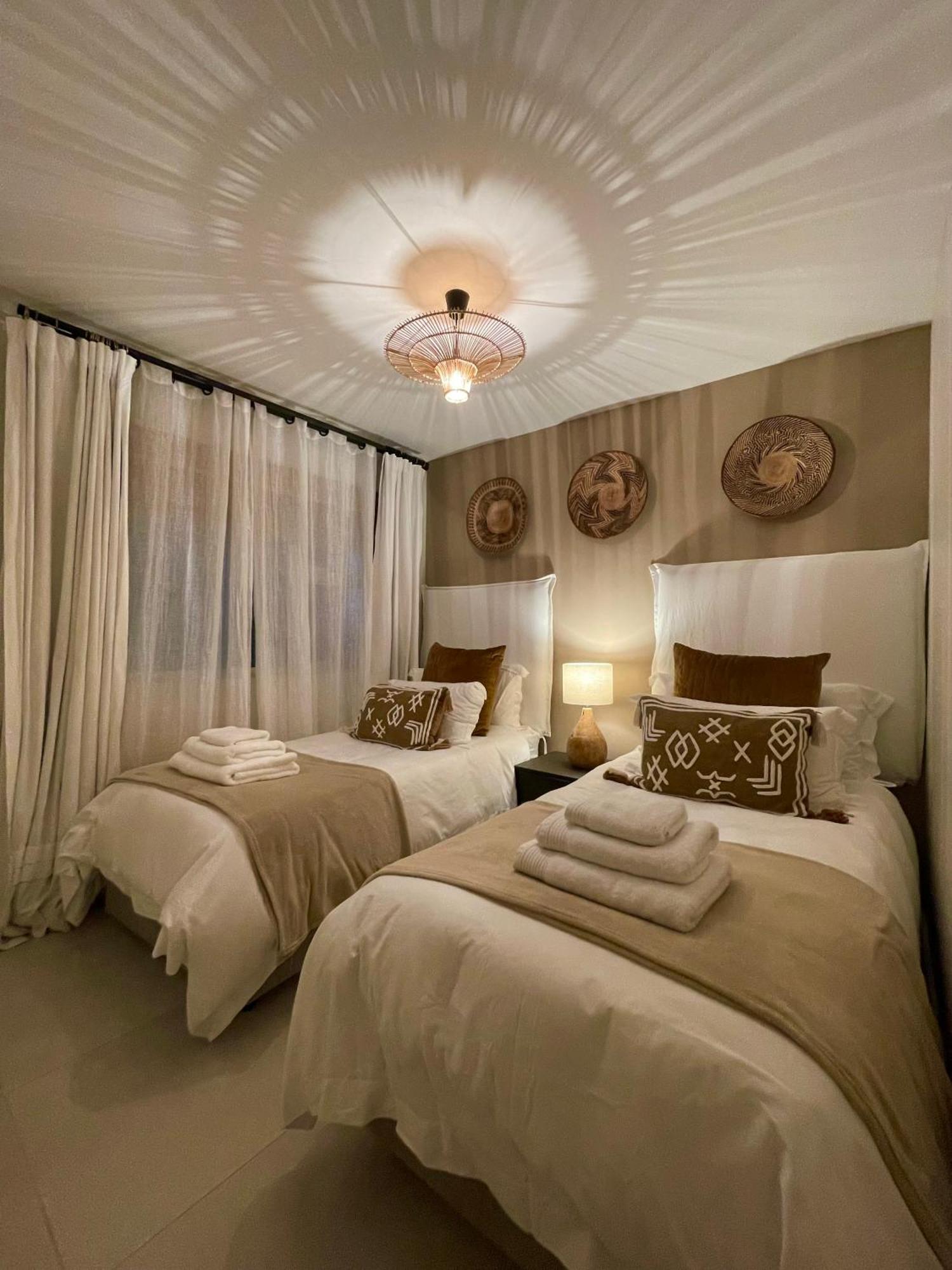 Abode Africa Apartment Bloubergstrand Bagian luar foto